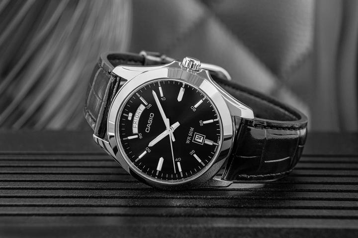 Actual product image Casio COLLECTION Mod. DAY DATE 50m (Analogue wristwatch, 45 mm)