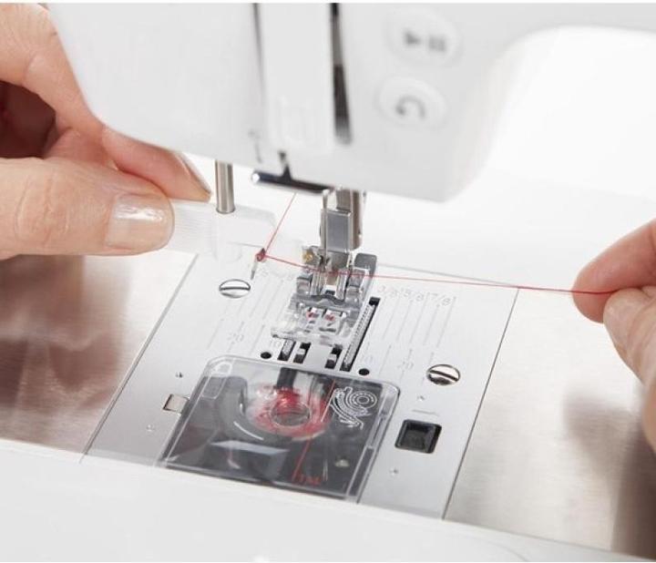 Actual product image Singer Featherwight C240