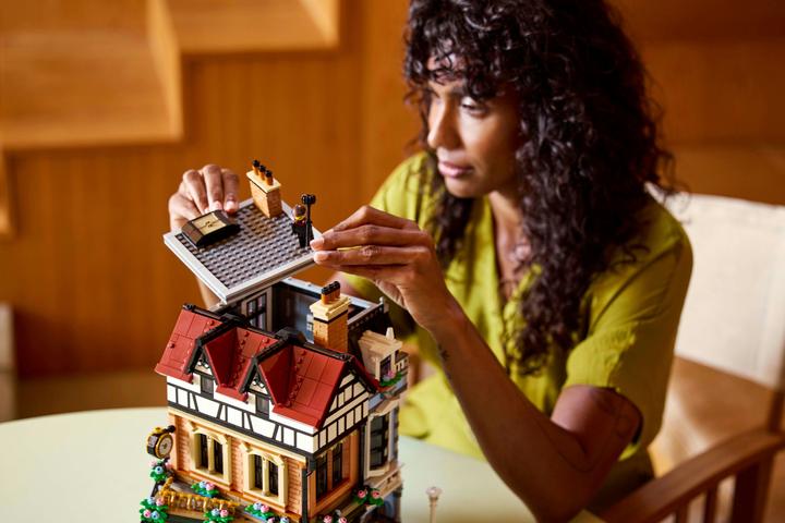 Immagine prodotto LEGO Casa d'angolo in stile Tudor (10350, LEGO Icons, Set LEGO rari)