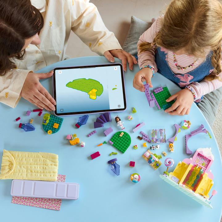 Actual product image LEGO Sugar icing mountains and kitten garden (11205, LEGO Gabby's Dollhouse)