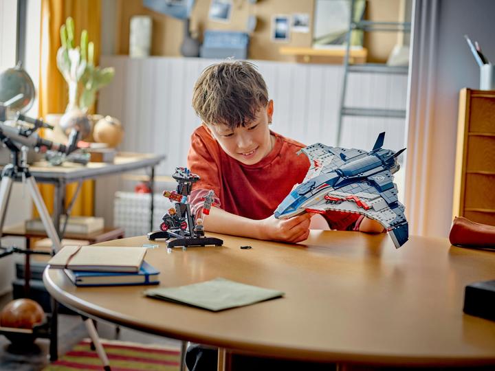 Actual product image LEGO Avengers: Age of Ultron Quinjet (76325, LEGO Marvel)