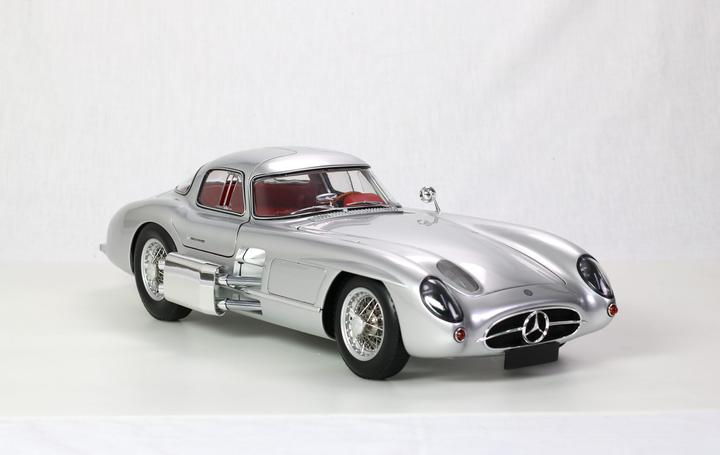 Actual product image Legrand MB 300 SLR Uhlenhaut Coupé kit 1:8 red version