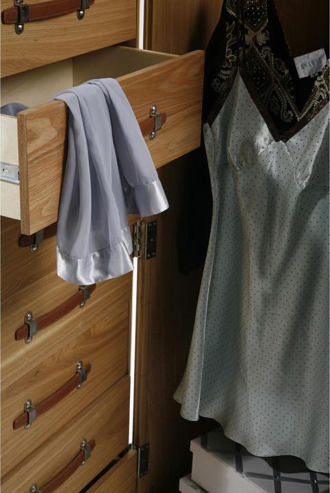 Immagine prodotto Kare Design Baule guardaroba Cosmopolitan bianco Croco (63 x 56 x 145 cm)