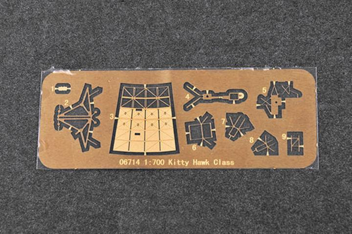 Produktbild Trumpeter USS Kitty Hawk CV-63