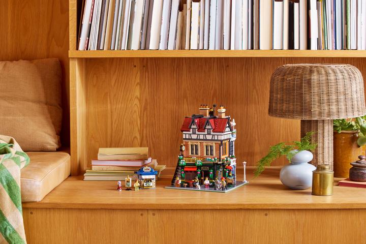 Produktbild LEGO Eckhaus im Tudorstil (10350, LEGO Icons, LEGO Seltene Sets)