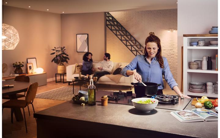 Produktbild Philips Hue White Ambiance (E27, 9 W, 806 lm, 3 x, F)