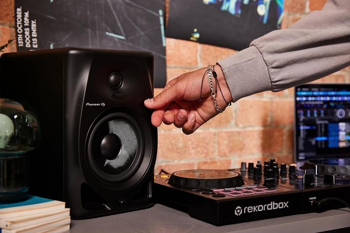 Actual product image Pioneer DJ DM-50D (Active, Pair)