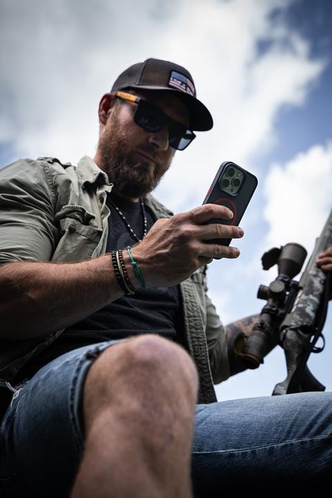 Produktbild Tactical MagForce Hyperstealth 2.0 Cover for iPhone 13 Black/Red (Apple iPhone 13)