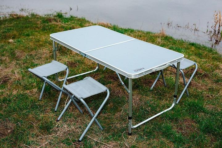 Image du produit Neo Un ensemble composé d'une table de camping et de 4 chaises, plié dans une valise