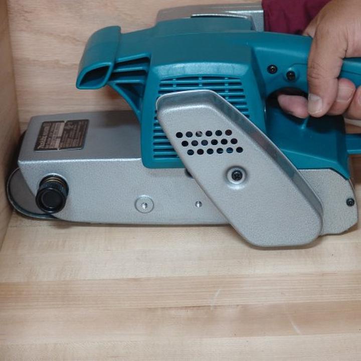 Produktbild Makita Tragbares Schleifgerät Bandschleifmaschine (Bandschleifer, 850 W)
