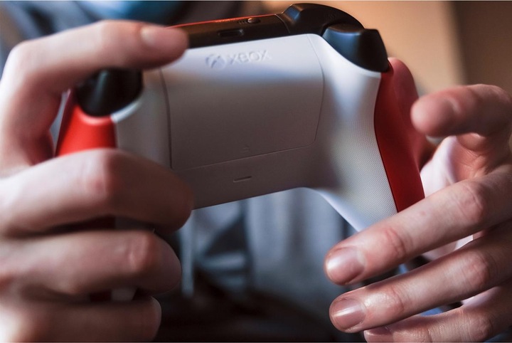 Immagine prodotto Microsoft Xbox Wireless Controller - Pulse Red (Xbox One S, Xbox Serie S, PC, Xbox One X, Xbox Series X)