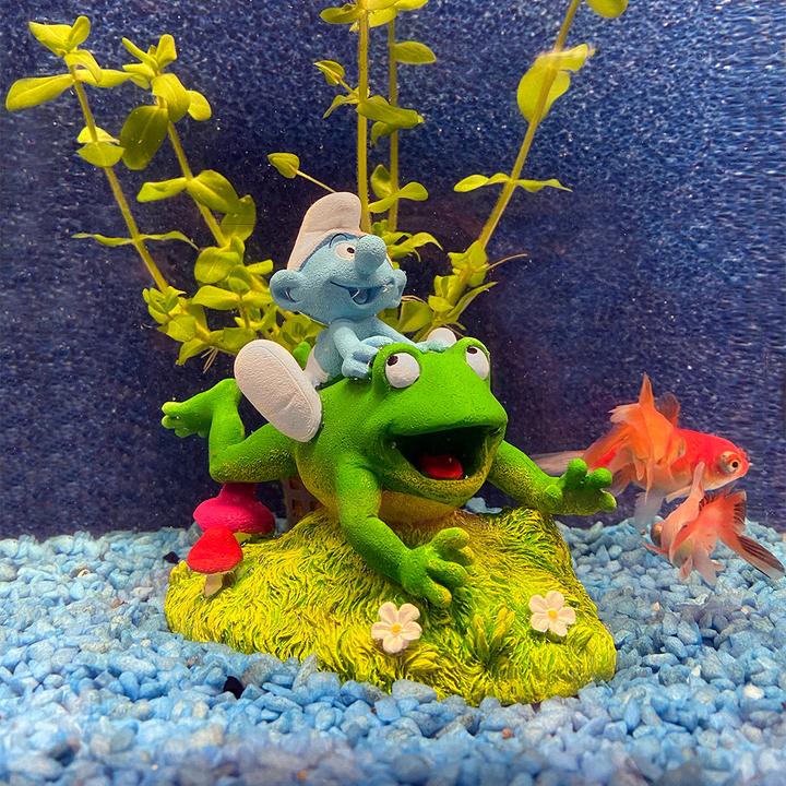 Actual product image Europet AQUA DELLA Ozdoba Smerf Z Żabą 13x8,2x11,4 (Embellishment, Comic figure)