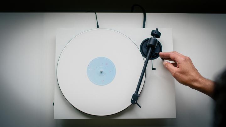 Immagine prodotto Pro-Ject E1.2 + Pick It MM E - Weiss / Plattenspieler / Gurt / Cinch-Kabel 1,23 m (Manuale)