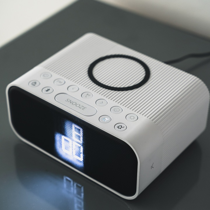 Actual product image KSIX Wuad Alarm Clock Wireless Charger 10w Bluetooth Speaker Fm Radio