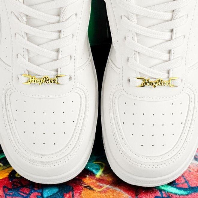 Immagine prodotto LaceGodZ 1 Paar "Hey Bro" Schnürsenkel Clips (3.76 cm)