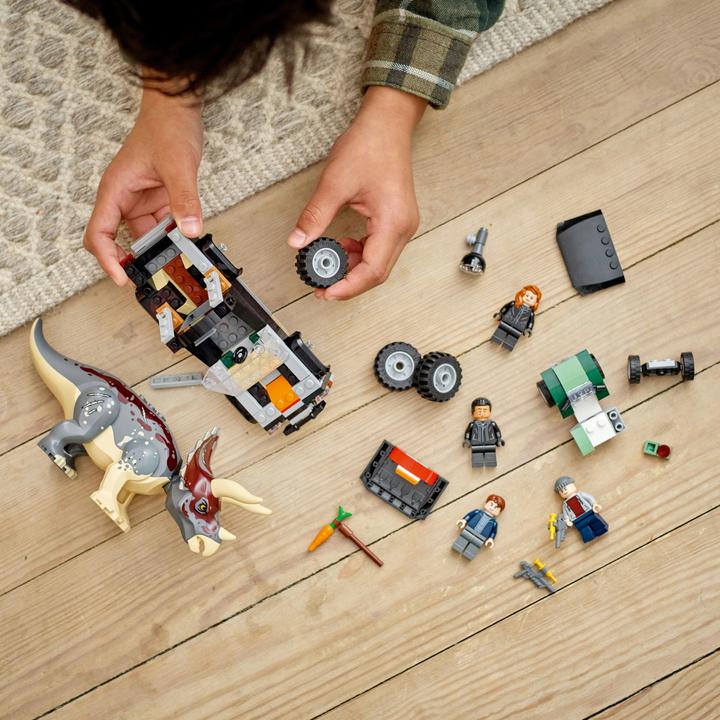 Produktbild LEGO Angriff eines Triceratops auf einen Pick-up-Truck (76950, LEGO Jurassic World)