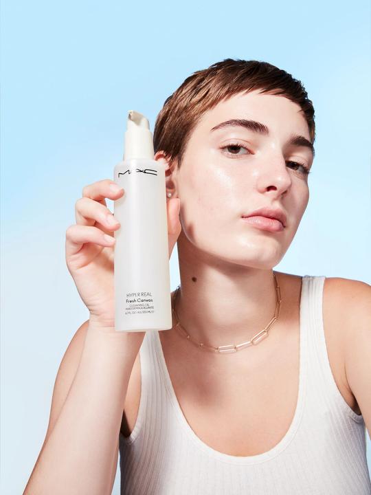 Actual product image MAC Cosmetics Hyper Real Fresh Canvas Cleansing Oil (Oils, 200 ml)