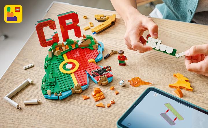 Actual product image LEGO Cristiano Ronaldo - Football highlights (43012, LEGO Editions)