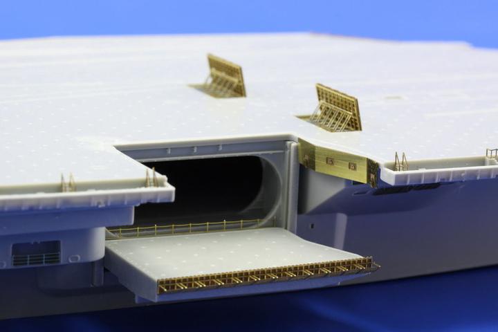 Produktbild Eduard USS Nimitz CVN-68 for Trumpeter