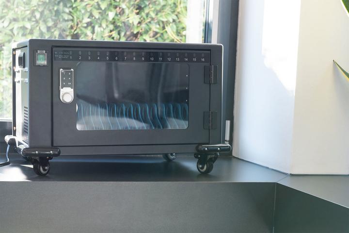Digitus Mobiler Ladeschrank, 14", USB-C, elektr. PIN Schl. 16 Ladestationen, Lüfter, 384 x 550 x 375 mm