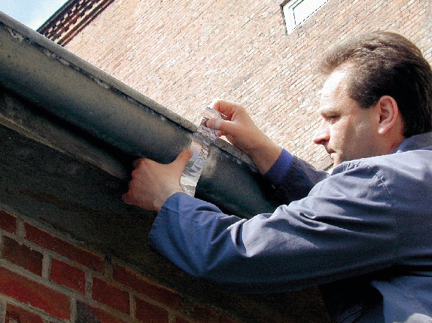 Produktbild tesa Aluminiumband, selbstklebend, für Reparaturen von metallischen Oberflächen (50 mm)