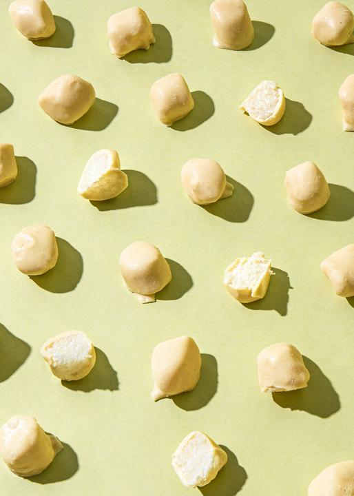 Produktbild KoRo Kokosnusszubereitung umhüllt von weisser Schokolade (1000 g)