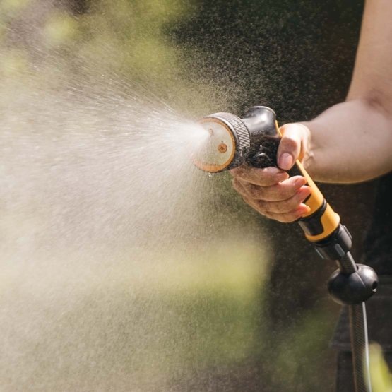 Image du produit Fiskars Pistolet pulvérisateur, 3 fonctions, Débit réglable en continu, Avec régulateur frontal et commande