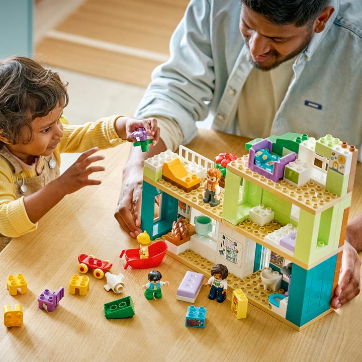 Image du produit LEGO Modernes Familienhaus mit Figuren – 3-in-1-Set (10470)