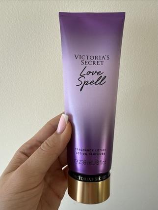 Actual product image Victoria's Secret Lotion Parfumée Love Spell - 236 ml (Body lotion, 236 ml)