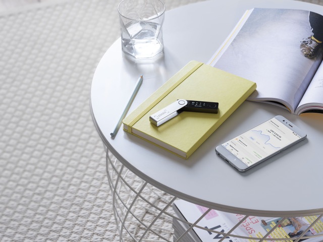 Immagine prodotto Ledger Nano X - Nero onice (Bitcoin, Litecoin, Ubiq, Bitcoin Cash, Komodo, Zcash, Ethereum Classic, Ether, Vertcoin, Stellar, Neo, Dash)