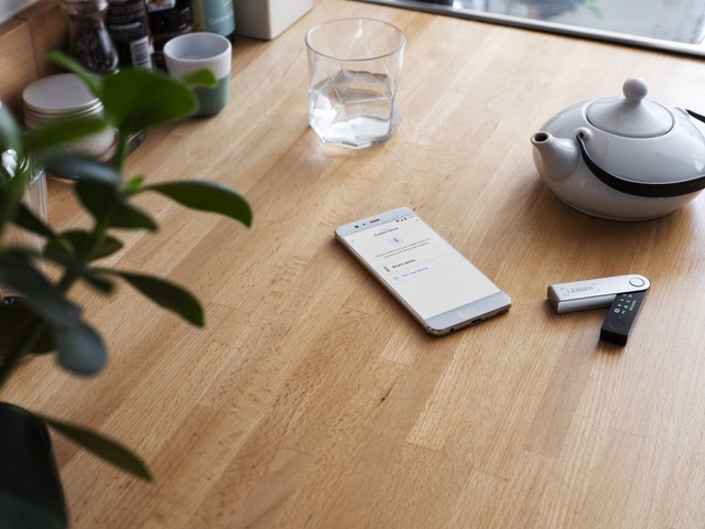 Immagine prodotto Ledger Nano X - Nero onice (Bitcoin, Litecoin, Ubiq, Bitcoin Cash, Komodo, Zcash, Ethereum Classic, Ether, Vertcoin, Stellar, Neo, Dash)