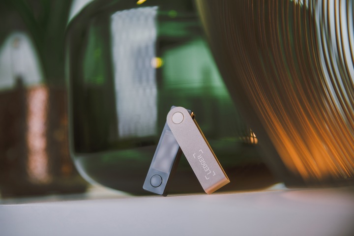 Immagine prodotto Ledger Nano X - Nero onice (Bitcoin, Litecoin, Ubiq, Bitcoin Cash, Komodo, Zcash, Ethereum Classic, Ether, Vertcoin, Stellar, Neo, Dash)