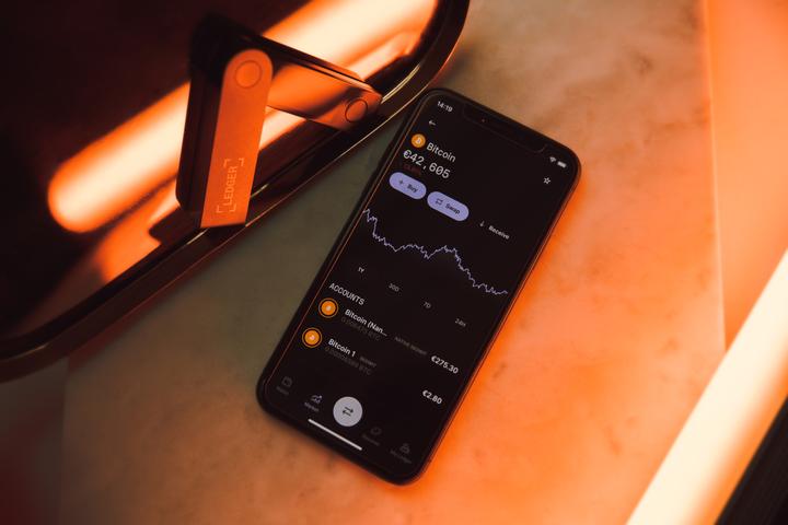 Actual product image Ledger Nano X - Onyx black (Bitcoin, Litecoin, Ubiq, Bitcoin cash, Komodo, Zcash, Ethereum Classic, Ether, Vertcoin, Stellar, Neo, Dash)