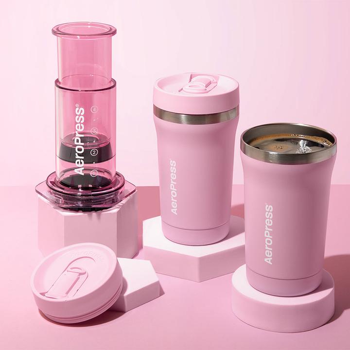 Produktbild Aeropress Go Plus Kaffeemaschine mit Thermobecher, pinkfarben