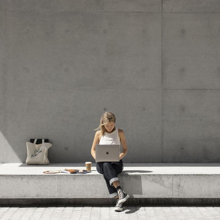 Actual product image Native Union Stow Slim Sleeve (16", Apple)