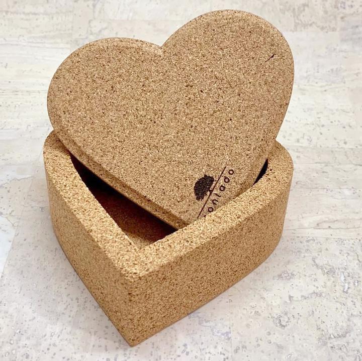 Actual product image Montado Corazon" box with lid