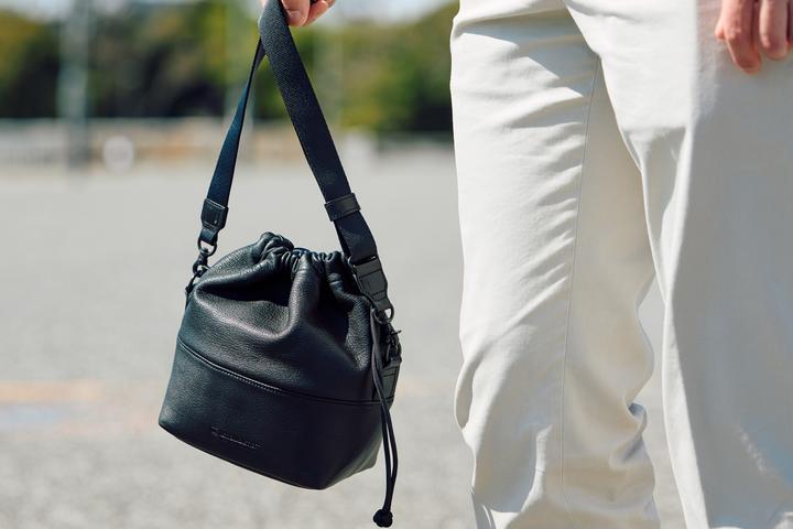 Actual product image Artisan & Artist ACAM-CPL210 Full Leather Pouch - Black (Camera bag)