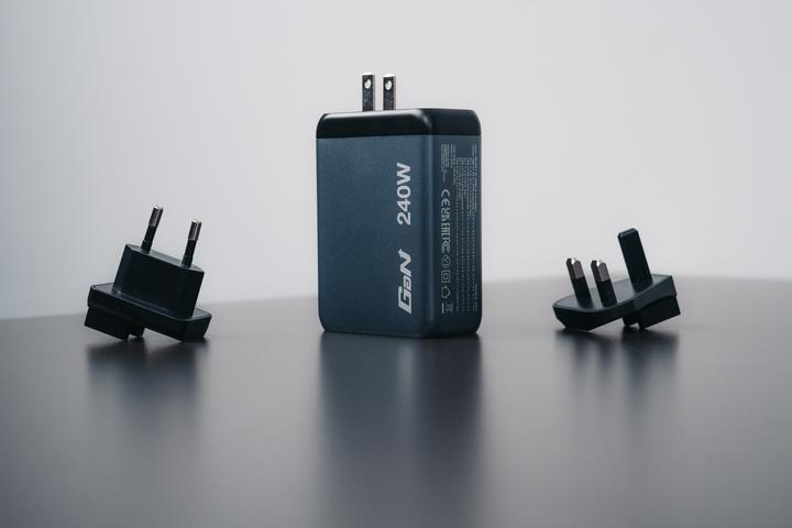 Actual product image Verbatim GaN Charger (240 W)