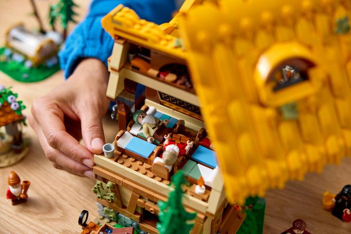 Image du produit LEGO La cabane de Blanche-Neige et des sept nains (43242, LEGO Disney)