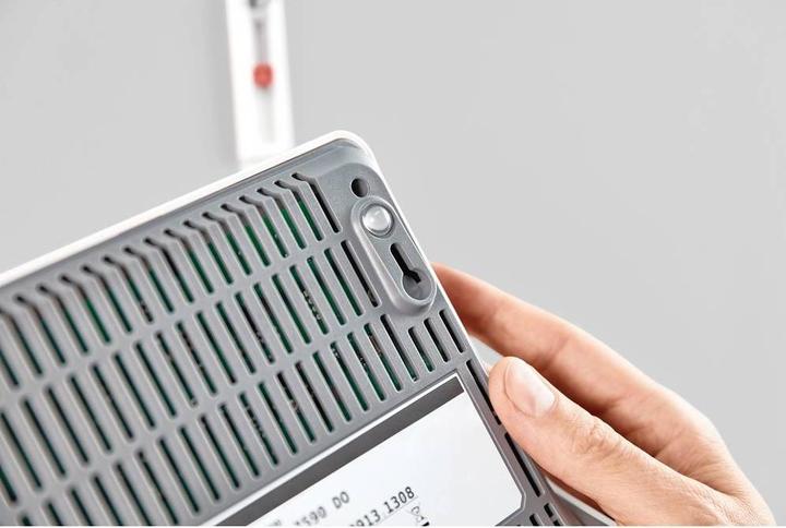 Produktbild tesa Klebenagel für Tapete & Putz, ideal für WLAN Router, höhen- und seitenverstellbar
