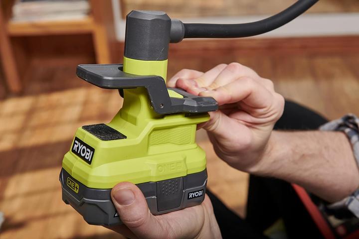 Actual product image Ryobi Lupa su apšvietimu (400 lm)