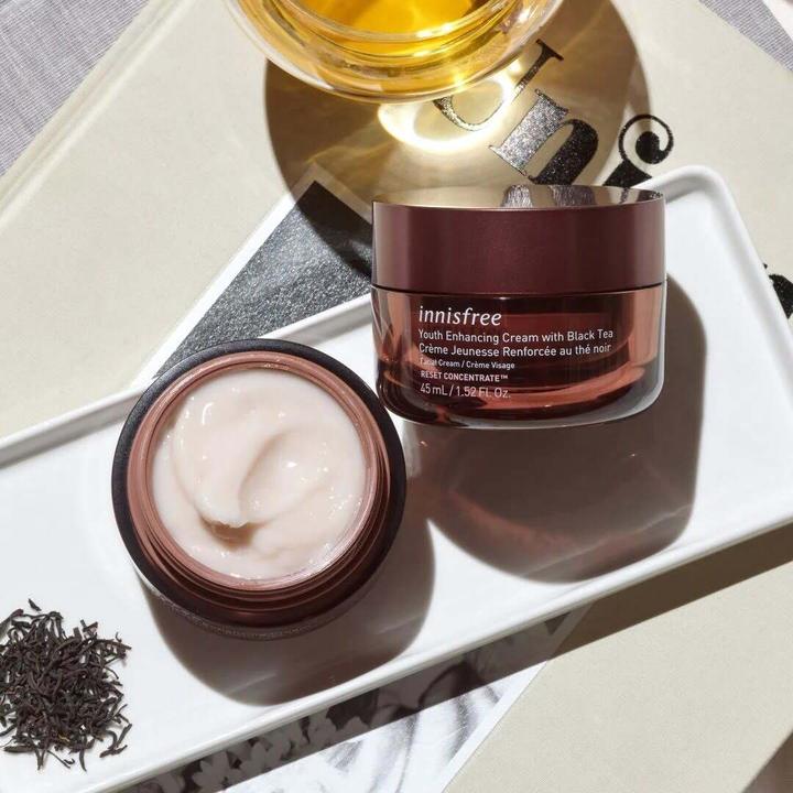 Produktbild Innisfree Black Tea Youth Enhansing Cream 45ml (45 ml, 24h Creme)