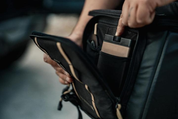 Actual product image PolarPro Kamera-Tasche RoadRunner 12 l Schwarz (Camera shoulder bag, 12 l)