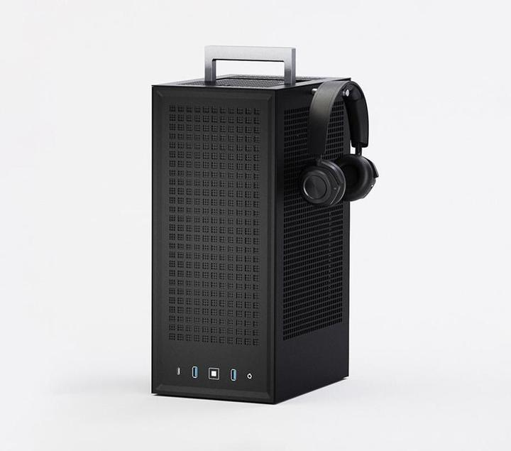 Actual product image Hyte Revolt 3 (Mini-ITX)
