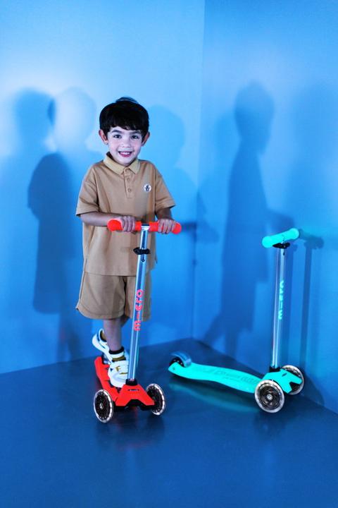 Actual product image Micro Scooter Maxi Deluxe Glow LED Plus Jelly Green