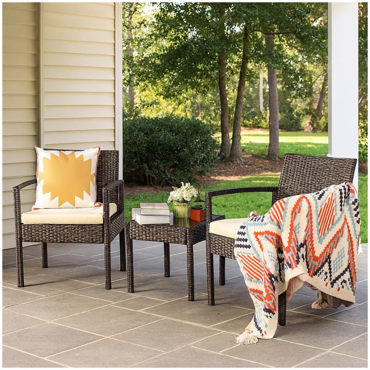 Kissen: Beige, Tisch: Braun