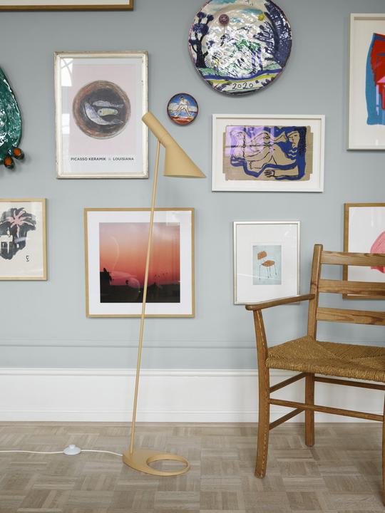 Actual product image Louis Poulsen AJ floor lamp Warm Sand (E27)