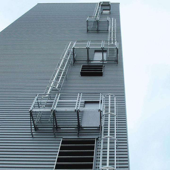Actual product image Munk Multi-leveled fixed ladder with back protection (construction) Aluminium anodised 11.84m (Multi-purpose ladder, 1184 cm)