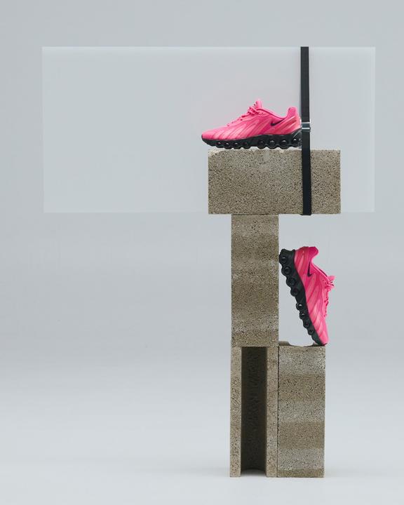 Hyper Pink, Schwarz