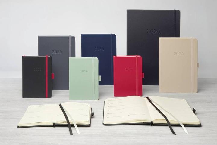 Immagine prodotto Sigel Wochenkalender 2026 C2609 1W/2S schwarz/rot 15.1x10.8cm (108 x 151 mm, Panoramica settimanale a doppia pagina)